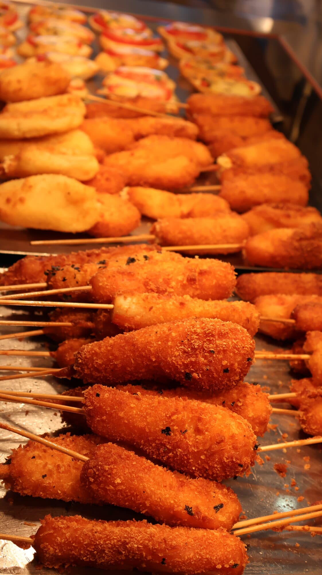 Corn dogs coréens dorés et croustillants en gros plan